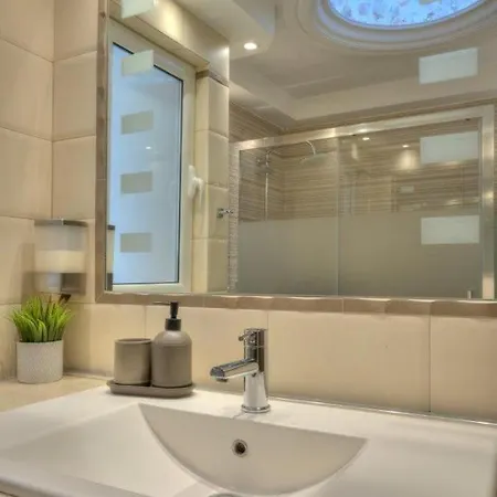 Elegant 2-Bedroom Apartment With Sea View, 100M2 Athens Exterior photo